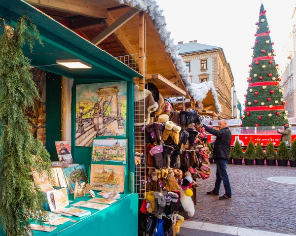 BUDAPEST, HUNGRIA - 21 de novembro de 2019: Árvore de Natal e o belo Mercado de Natal em frente à Basílica de St. Stephens . — Fotografia de Stock