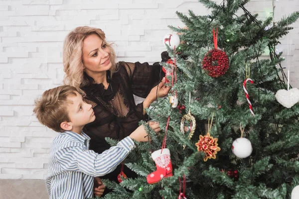 母と彼女の息子は、クリスマスの装飾の家。家族の奇跡の時間。メリー クリスマスと新年あけましておめでとうございます. — ストック写真
