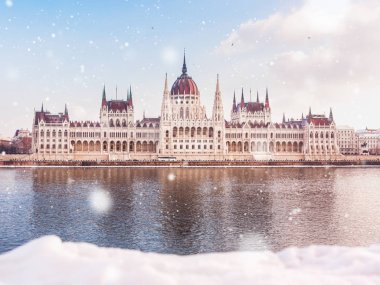 Kışın karla kaplı Macar parlamento binası. Budapeşte, nehir kıyısında kar var.