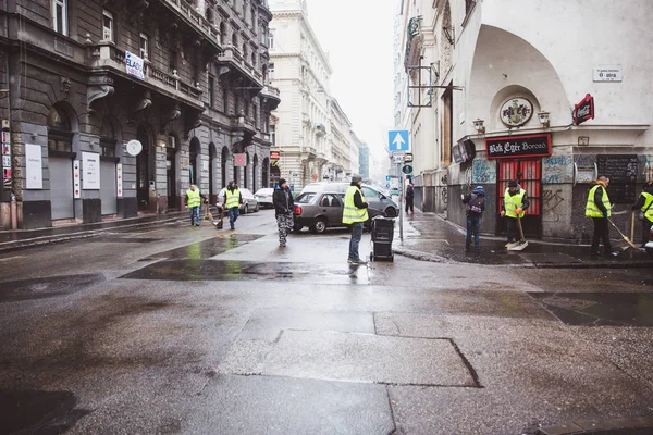 Budapest, Hungría - febrero 2019: Centro de la calle de Budapest en invierno con nieve — Foto de Stock