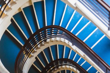 Eski bir evin içindeki eski mavi spiral merdiven için yapılmış mavi arka plan. Renk 2020.