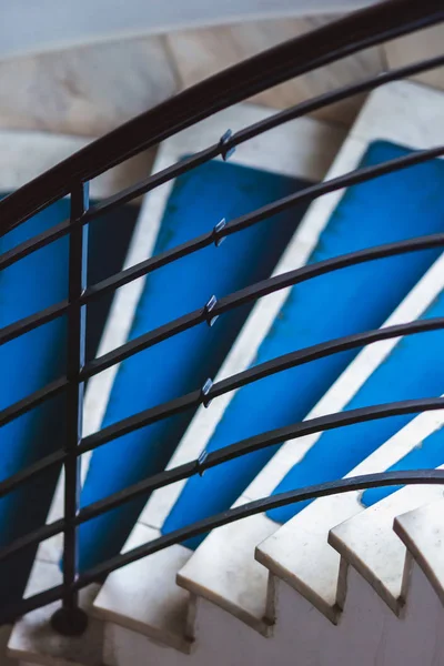 Fond bleu fait pour Vieux escalier en colimaçon bleu à l'intérieur d'une vieille maison. Couleur 2020 . — Photo