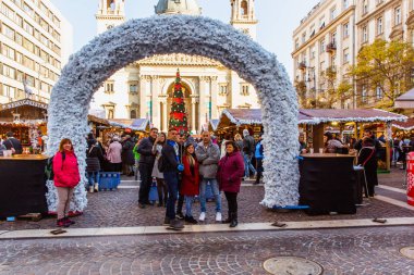 BUDAPEST, HUNGARY - 21 Kasım 2019 St. Stephens Meydanı 'ndaki St. Stephens Bazilikası' nın önündeki Noel Pazarı.