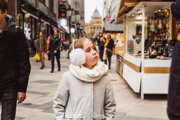 Una linda niña en el mercado de Navidad en Budapest, Hungría — Foto de Stock