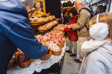 Budapeşte, Macaristan - 08 Kasım 2019: Vorosmarty Meydanı 'ndaki güzel Noel Pazarı' nın tadını çıkaran turistler ve yerel halk.