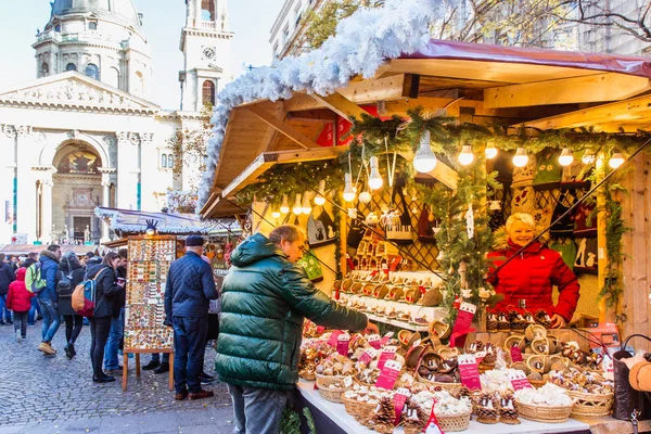 BUDAPEST, HUNGARY - 21 Kasım 2019 St. Stephens Meydanı 'ndaki St. Stephens Bazilikası' nın önündeki Noel Pazarı.