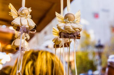 Macaristan 'ın Budapeşte kentindeki Noel pazarında iç dekorasyon için geleneksel Macar oyuncak melekleri