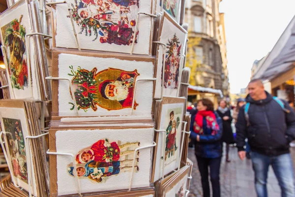 BUDAPEST, HUNGRÍA - 21 de noviembre de 2019: Mercado de Navidad en la Plaza de San Esteban, frente a la Basílica de San Esteban. — Foto de Stock