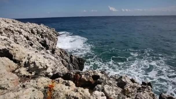 Waves roll with noise onto a rocky shore and beat against the shore. Beautiful seascape. — Stock Video