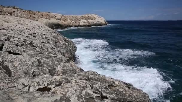 Vågor rulla med buller på en stenig strand och slå mot stranden. Vacker havsutsikt. — Stockvideo