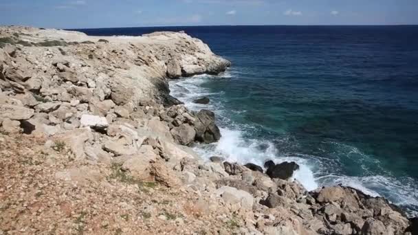 Las olas rodan con ruido sobre una costa rocosa y golpean contra la orilla. Hermoso paisaje marino . — Vídeos de Stock