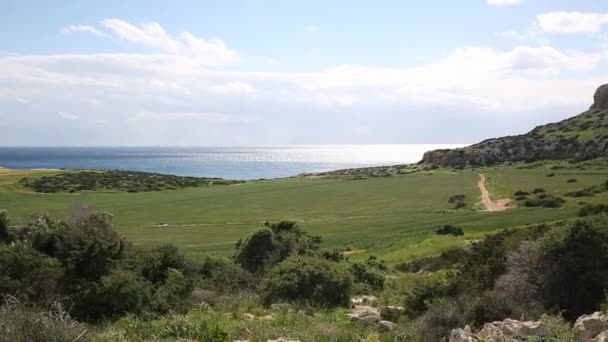 Вид на пейзаж з піщаним скелястим берегом з хвилями води на березі біля Ая-Напа, Кіпр. — стокове відео