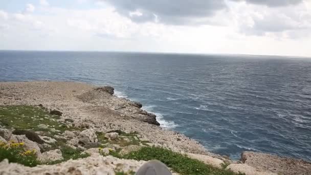 Vågor rulla med buller på en stenig strand och slå mot stranden. Vacker havsutsikt. — Stockvideo