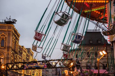 Moskova, Rusya - 16 Aralık 2019: Moskova 'daki Kızıl Meydan' daki Sakız Dükkanı yakınlarındaki Noel Atlıkarıncasında