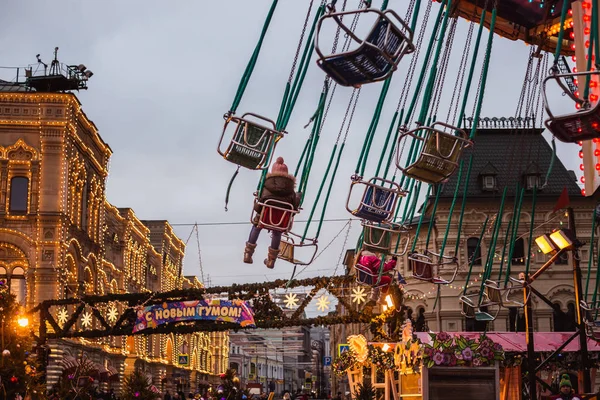 MOSCÚ, RUSIA - 16 DE DICIEMBRE DE 2019: Carrusel de Navidad en la feria cerca de la tienda de Gomas de mascar en la Plaza Roja de Moscú — Foto de Stock
