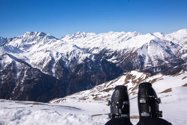 Voeten selfie van skiër rusten en genieten van het uitzicht op de bergen. Oostenrijk, Alpen — Stockfoto