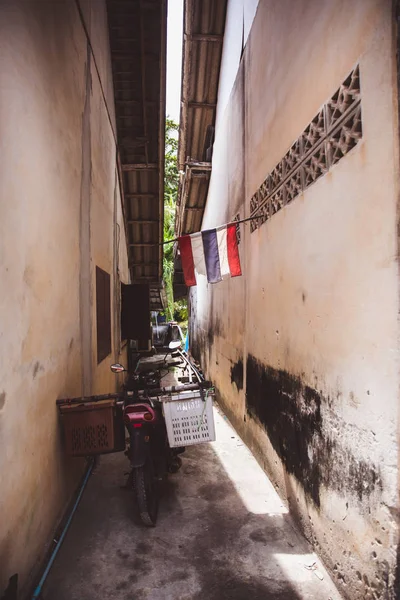 KohKoh Samui, Surat Thani, TAILANDIA - 07 de agosto de 2019: Calle en el antiguo pueblo musulmán en Koh Samui, Tailandia — Foto de Stock
