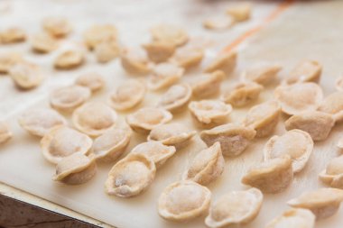 Mutfaktaki ahşap tahtaya ev yapımı hamur köfteleri oydum.