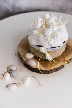 Beyaz merengue ile dekore Paskalya Kek - Geleneksel Kulich, Paska Paskalya Ekmeği