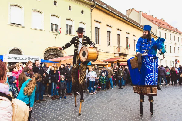 BUDAPEST - MARCH 15: Performance of artists on stilts on a street in the Buda Castle on the day of the Hungarian National Revolution on March 15, 2019 in Budapest. — ストック写真