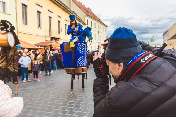 БУДАПЕСТ - 15 МАРТА: Выступление артистов на ходулях на улице в Будинском замке в день Венгерской национальной революции 15 марта 2019 года в Будапеште . — стоковое фото