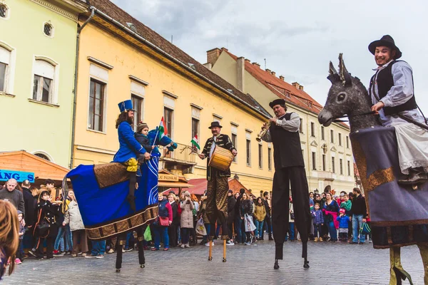 BUDAPEST - MARCH 15: Performance of artists on stilts on a street in the Buda Castle on the day of the Hungarian National Revolution on March 15, 2019 in Budapest. — ストック写真