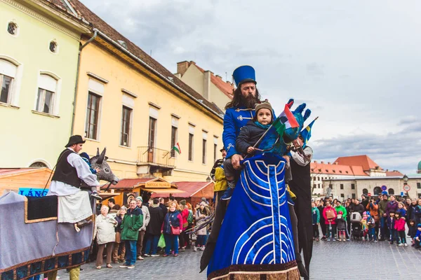 БУДАПЕСТ - 15 МАРТА: Выступление артистов на ходулях на улице в Будинском замке в день Венгерской национальной революции 15 марта 2019 года в Будапеште . — стоковое фото