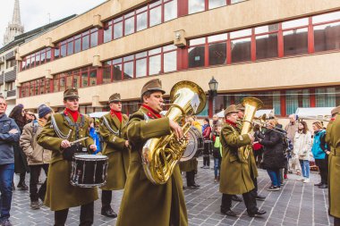BUDAPEST - 15 Mart 2019 Macar askeri orkestrası, Macaristan 'ın ulusal günü olan Budin Kalesi' ndeki bir sokakta müzik çalıyor..