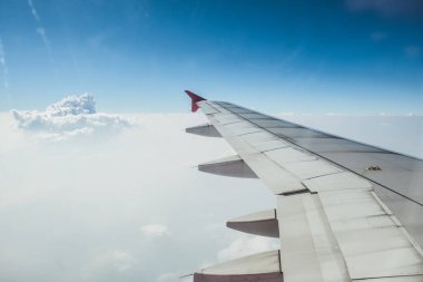 Güzel bulut manzarası ve pencereden uçağın kanadı