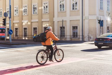 BUDAPEST, HUNGARY - 17 Ocak 2019: Budapeşte merkez caddesinde bisikletli vatandaş.