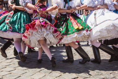 HOLLOKO, HUNGARY - 12 Nisan 2019: Holloko Geleneksel Kız Dansı 'nın folklor köyünde Paskalya festivali
