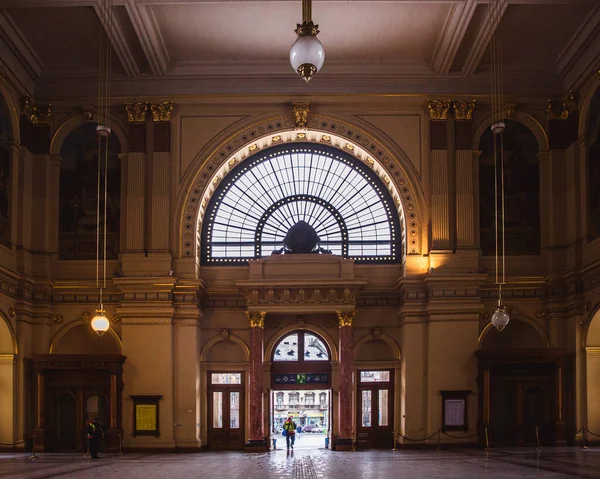 BUDAPEST, HUNGRIA - 25 de janeiro de 2019: Interior da Estação Ferroviária Keleti em Budapeste, a mais antiga da Europa . — Fotografia de Stock