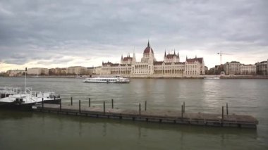 Macaristan 'ın Budapeşte kentinde Macaristan parlamentosu ve Tuna Nehri yakınında gündüz vakti turizm teknesi ile