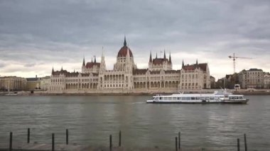 Macaristan 'ın Budapeşte kentinde Macaristan parlamentosu ve Tuna Nehri yakınında gündüz vakti turizm teknesi ile