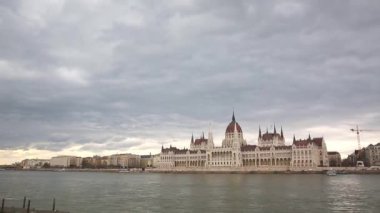 Macaristan 'ın Budapeşte kentinde Macaristan parlamentosu ve Tuna Nehri yakınında gündüz vakti turizm teknesi ile