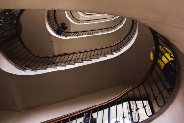 Eski spiral merdiven, Budapeşte, Macaristan 'da eski bir evin içindeki sarmal merdiven..