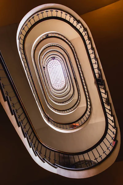 Escadaria em espiral velha, escada em espiral dentro de uma antiga casa em Budapeste, Hungria . — Fotografia de Stock