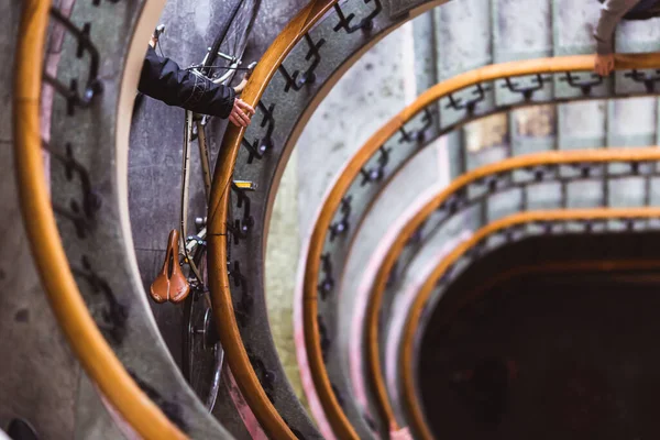 As pessoas descem e sobem as escadas velhas escadas em espiral, escadas em espiral dentro de uma antiga casa em Budapeste, Hungria — Fotografia de Stock