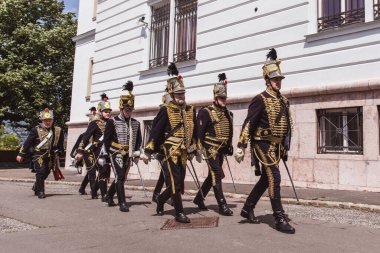 Budapeşte, Macaristan - 19 Mayıs 2019: Geleneksel Macar süvarileri üniformalı.