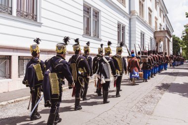 Budapeşte, Macaristan - 19 Mayıs 2019: Geleneksel Macar süvarileri üniformalı.