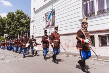 Budapeşte, Macaristan - 19 Mayıs 2019: Geleneksel Macar süvarileri üniformalı.