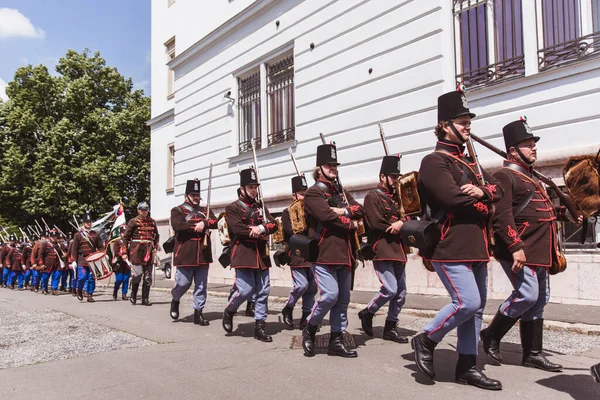 Budapest, Hongarije - 19 mei 2019: Traditionele Hongaarse hussars in uniform. — Stockfoto