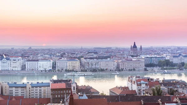 Paysage urbain panoramique de la basilique Saint-Étienne sur le Danube. Lever de soleil coloré à Budapest, Hongrie — Photo