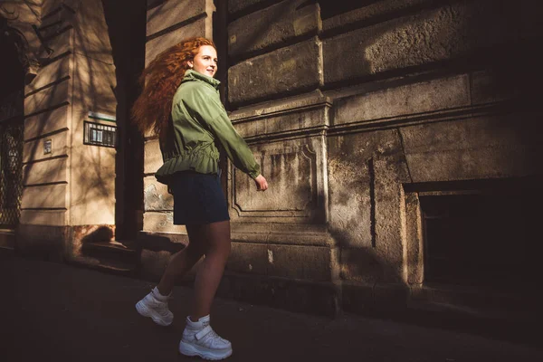 Retrato de ruiva jovem menina bonita andando na rua da cidade grande — Fotografia de Stock