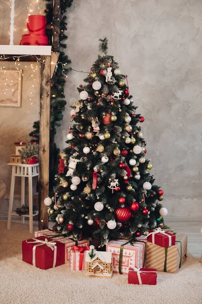 Köknar ağacıyla güzel bir Noel odası. Yeni yıl konsepti..