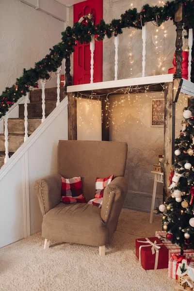 Confortevole poltrona nella stanza di Natale.Nuovo concetto di anno . — Foto Stock