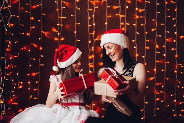 Mutlu anne ve kızı Noel hediyelerini açıyor.. — Stok fotoğraf