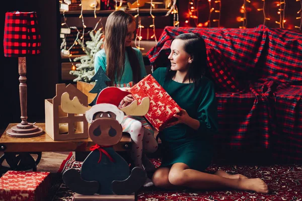 Mamma och dotter ger varandra julklappar. — Stockfoto
