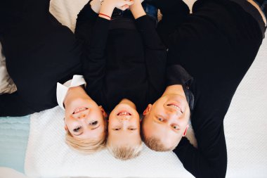 Yatakta siyahlı bir aile. Mutlu aile