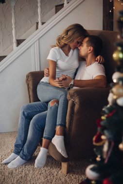 Sevgi dolu çift Noel ağacına göre hediyeler düzenliyor..